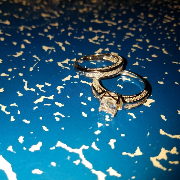 Ring - Picture 3 of 4